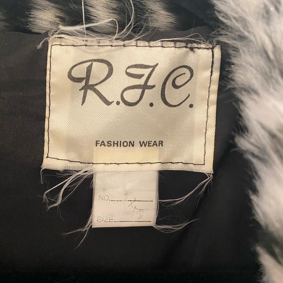 VINTAGE Black and Off-White Faux Fur Coat! - Picture 3 of 4